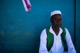 Blue-wall;-Comoros-Archipelago;-Daily-life;-Elderly-man;-France;-Green-waistcoat;-Indian-Ocean;-Kaleidos;-Kaleidos-images;-Kofia;-La-parole-à-limage;-Laurent-Abad;-Mayotte;-Portrait;-Stories-Pictures
